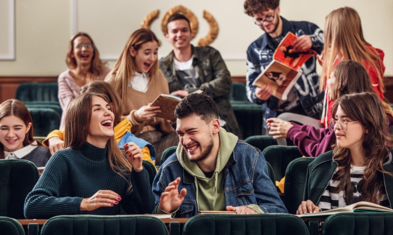 Studenti che lavorano su progetti di ottimizzazione performance per giochi mobile